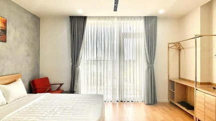 Sàn nhà lát gỗ, cửa kính thông thoáng