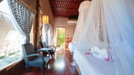 Phòng Deluxe Family với gam màu trầm làm chủ đạo