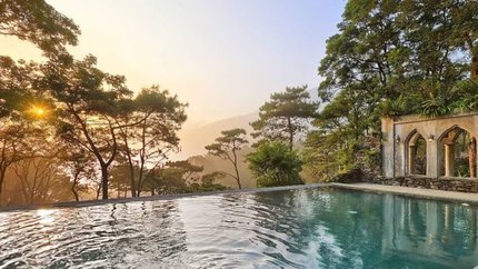 Hồ bơi ngoài trời rộng lớn