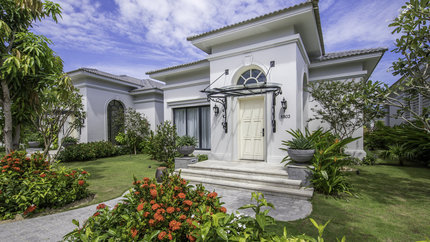 Không gian xanh mát bên ngoài villa