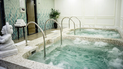 Thư giãn với bể sục tại spa 5*