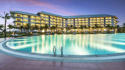 Bể bơi ngoài trời tại Melia Vinpearl Cửa Hội