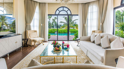 Phòng khách rộng tãi nhìn ra bể bơi