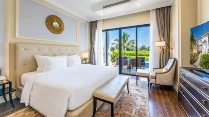 Phòng ngủ view nhìn ra bể bơi và sân vườn