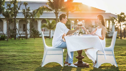 Thưởng thức bữa ăn trong khuôn viên xanh mát