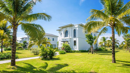 Khuôn viên xanh mát xung quanh biệt thự