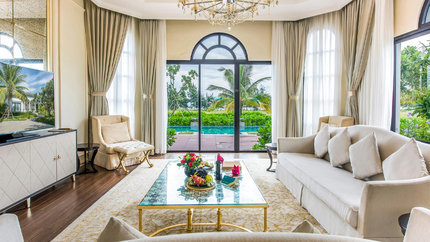 Phòng khách sang trọng view hồ bơi