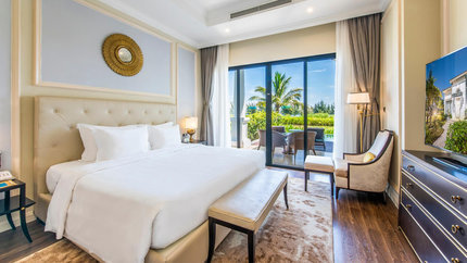 Phòng ngủ giường đôi view nhìn ra bể bơi