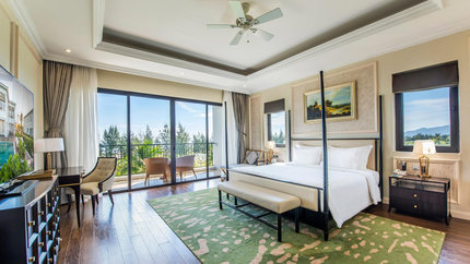 Phòng ngủ sang trọng với ban công lớn