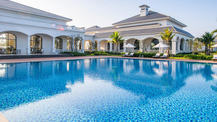 Thư giãn tại bể bơi ngoài trời