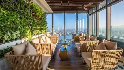 Ngắm nhìn toàn cảnh thành phố tại bar