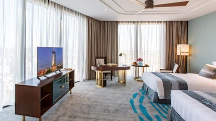 Phòng được thiết kế có cửa kính lớn