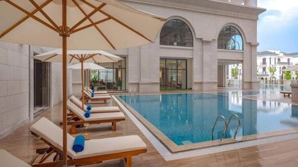 Bể bơi ngoài trời tại khách sạn