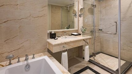 Phòng có bồn tắm nằm và tắm đứng
