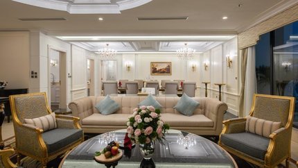 Không gian phòng khách và bếp lộng lẫy