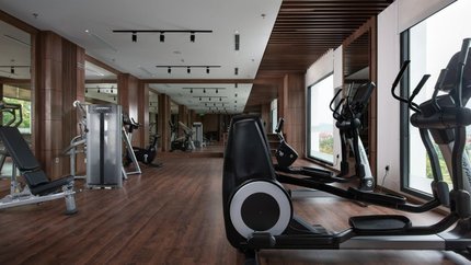 Phòng gym trang bị đầy đủ thiết bị tập luyện
