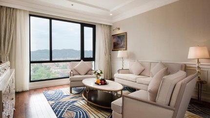 Phòng khách rộng rãi view núi Bà Đen