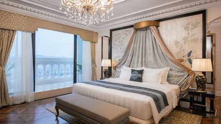 Phòng ngủ sang chảnh có ban công view núi