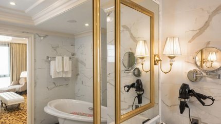 Phòng tắm tiện nghi của phòng Suite hai phòng ngủ