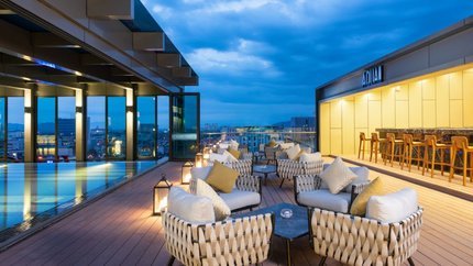 Aqua Bar nằm ngay cạnh bể bơi