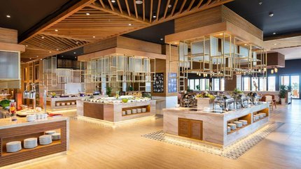 Quầy buffet đa dạng tại nhà hàng Orchid