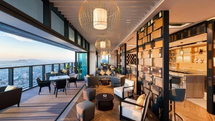 Sky Bar có view toàn cảnh thành phố