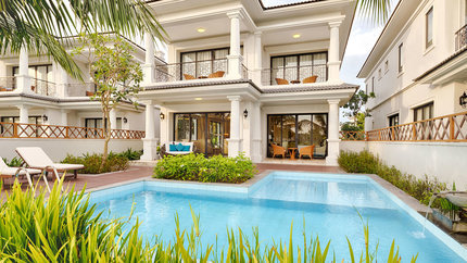 Bể bơi riêng rộng lớn