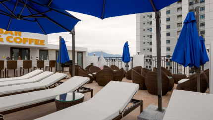 Ghế nghỉ tại bể bơi