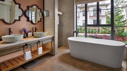 Bồn tắm nằm view sân vườn