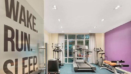 Phòng gym với máy tập hiện đại