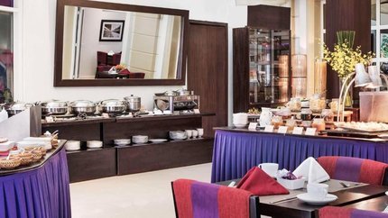 Quầy buffet với đa dạng các món ăn