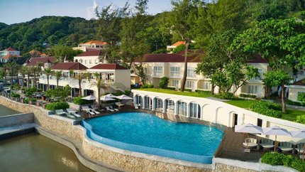 Bể bơi vô cực nằm ngay sát biển