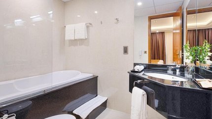 Phòng tắm bồn rộng rãi