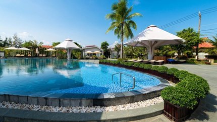 Thư giãn tại bể bơi ngoài trời