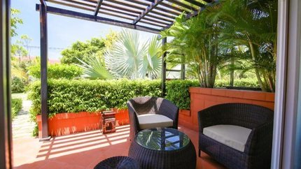 Ban công ngắm sấn vườn