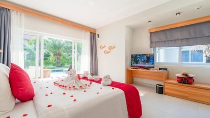 Phòng nằm ngay cạnh bể bơi