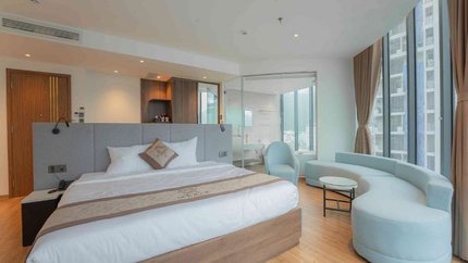 Giường ngủ lớn, phòng có sofa