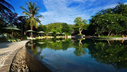 Bể bơi ngoài trời tại khu nghỉ dưỡng