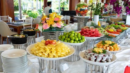 Các món ăn đa dạng được bày trí đẹp mắt