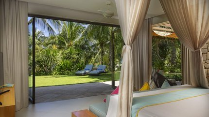 Phòng ngủ rộng rãi nhìn ra vườn cây xanh ngát