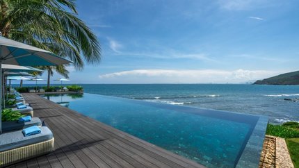 Bể bơi vô cực với view biển cực đẹp