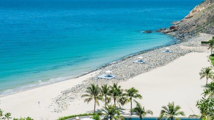 Bãi tắm riêng với bờ cát trắng mịn