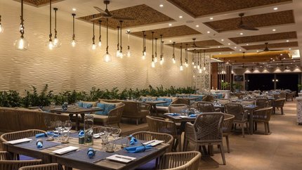 Không gian nhà hàng vô cùng ấm cúng