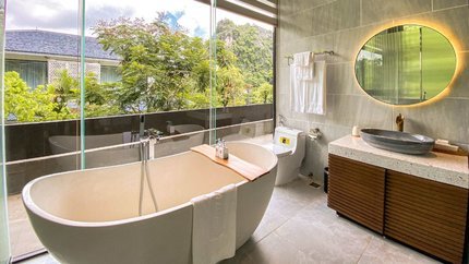 Phòng tắm bồn rộng rãi