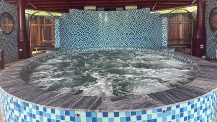 Bể sục khoáng trong nhà