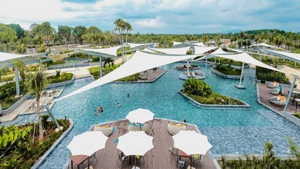 Bể bơi tại khách sạn