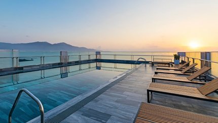 Bể bơi ngoài trời với tầm nhìn hướng biển