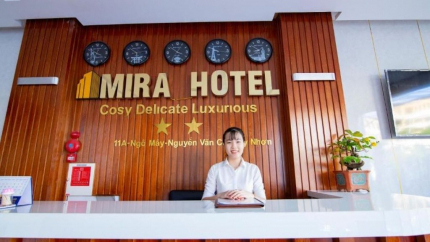 Quầy lễ tân tại 2* Hotel Mira Ngô Mây