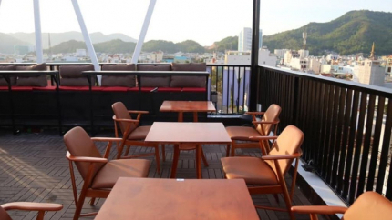 Quán Cafe trên sân thượng tại khách sạn Mira Ngô Mây