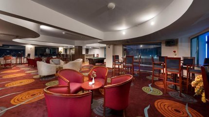 Khu vực quầy Bar nhìn thẳng ra vịnh